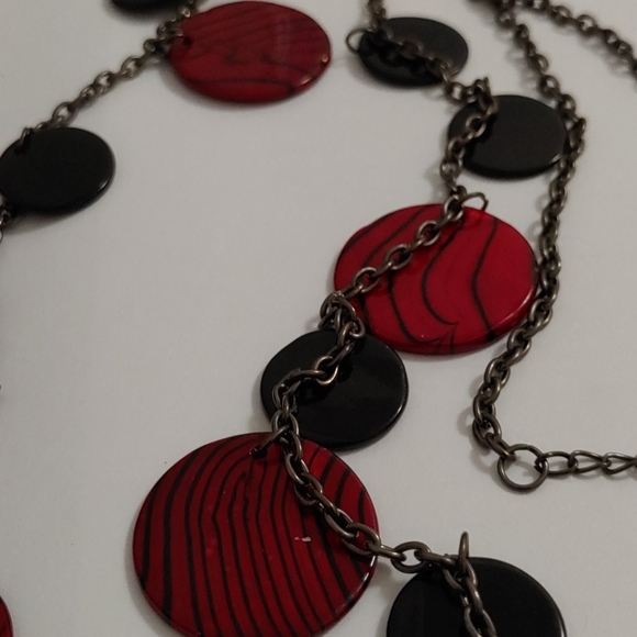 Red and black necklace - Picture 4 of 4